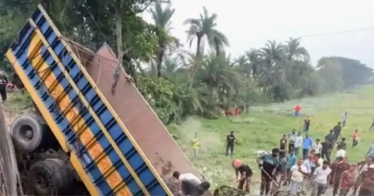  কুষ্টিয়ার বাইপাস সড়কে পাথরবোঝাই ট্রাক উল্টে চালক ও হেলপার নিহত