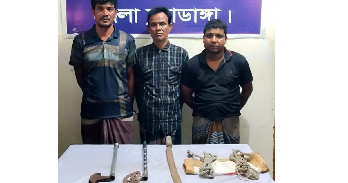 আলমডাঙ্গায় ডাকাতির প্রস্তুতিকালে ৩ ডাকাত গ্রেপ্তার,দেশীয় অস্ত্রসহ সরঞ্জাম উদ্ধার
