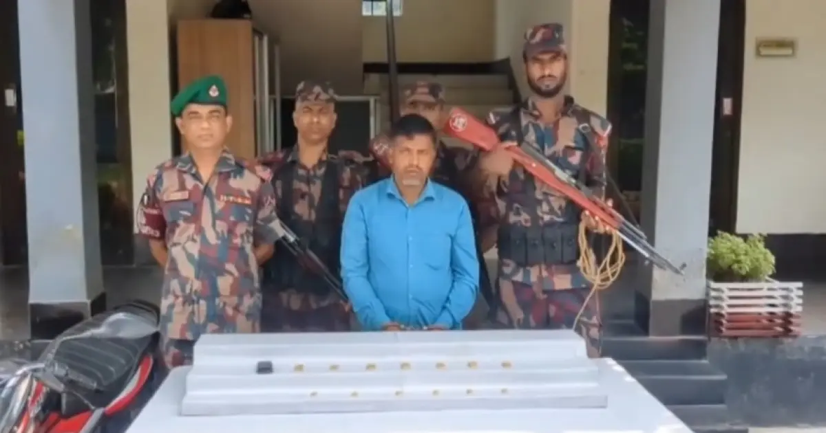 যশোরের বেনাপোলে বিজিবির অভিযানে ২ কোটি ২২ লাখ টাকার স্বর্ণের বারসহ পাচারকারী আটক