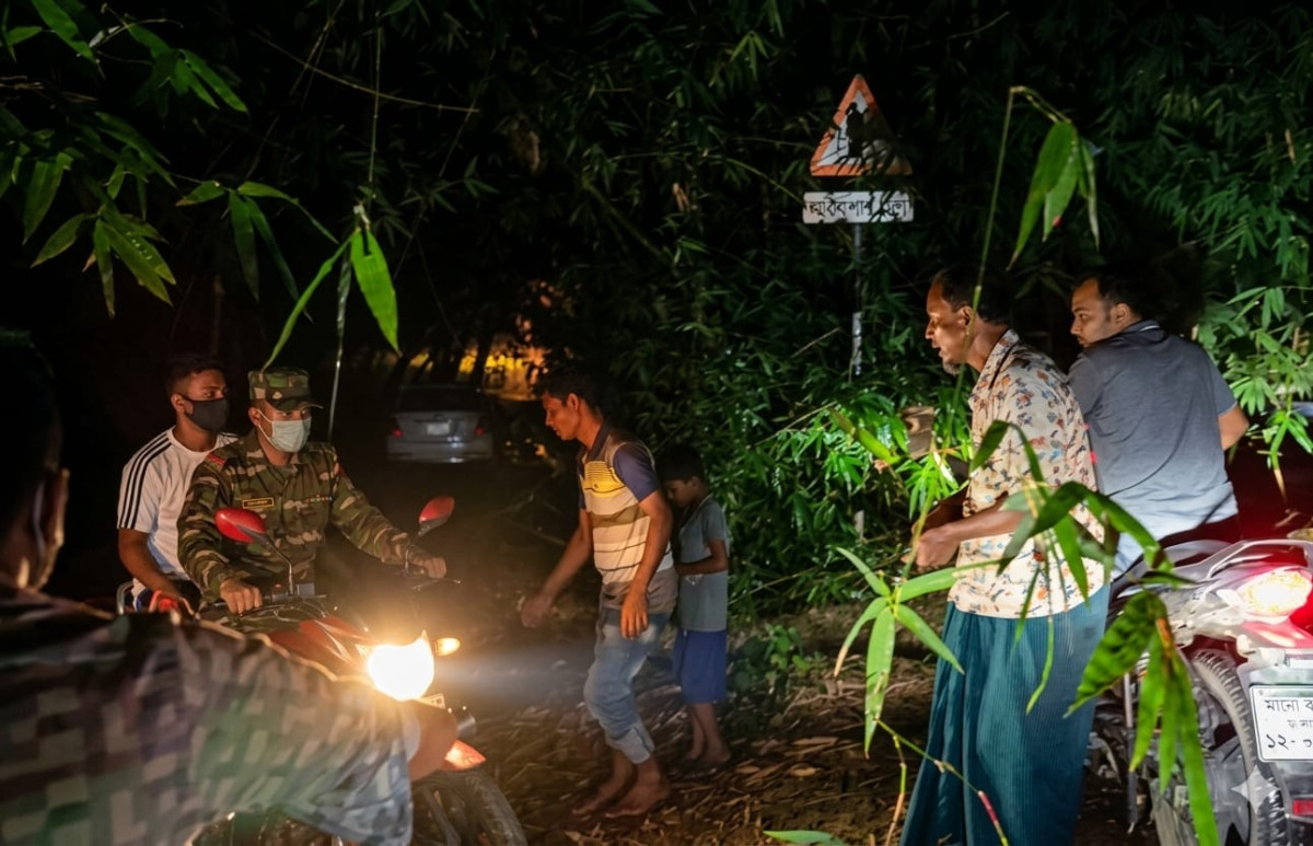 আলমডাঙ্গার আসমানখালিতে প্রবল ঝড়ে সড়কে গাছ ও খুঁটি পড়ে চলাচলে প্রতিবন্ধকতা