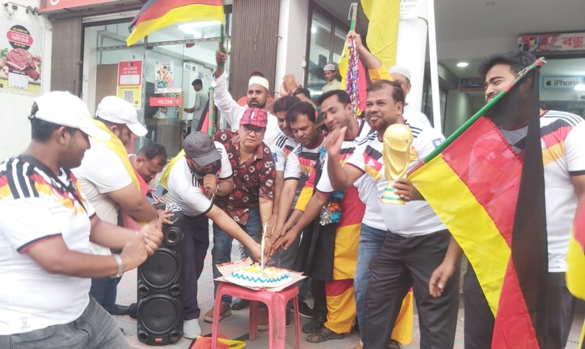 আলমডাঙ্গায় জার্মান ফুটবল সমর্থকদের কেক কেটে-রঙিন ধোয়া উড়িয়ে পতাকা উত্তোলন