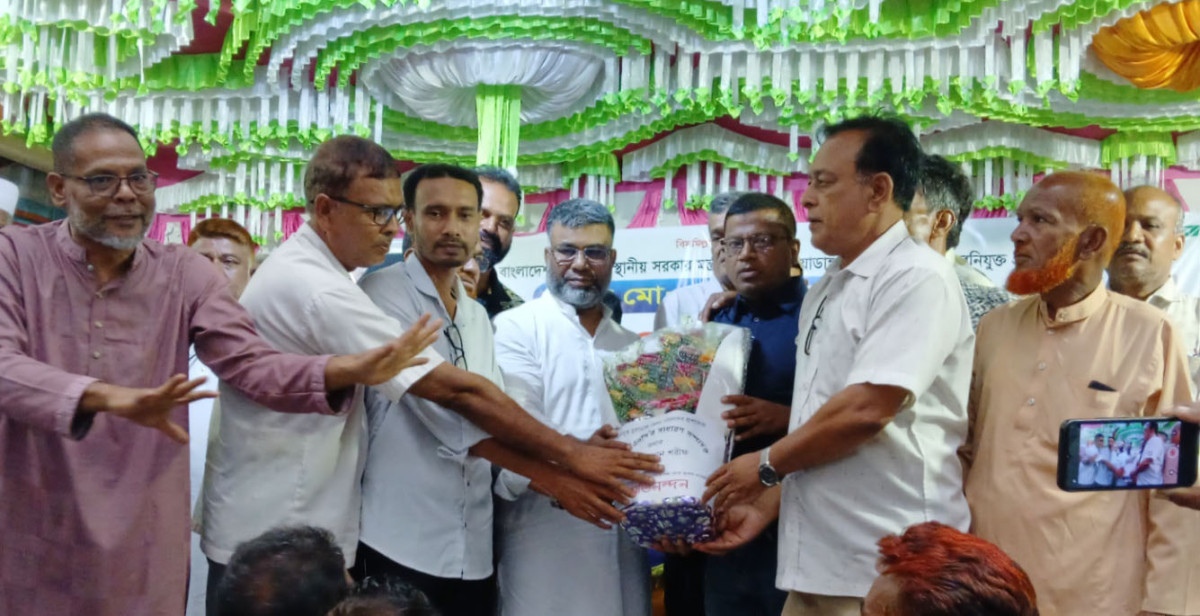 চুয়াডাঙ্গা জেলা পরিষদের প্রশাসক জেলা বিএনপির সাধারণ সম্পাদক শরীফুজ্জামান শরীফকে আলমডাঙ্গা উপজেলা ও পৌর বিএনপির পক্ষ থেকে গণসংবর্ধনা প্রদান।