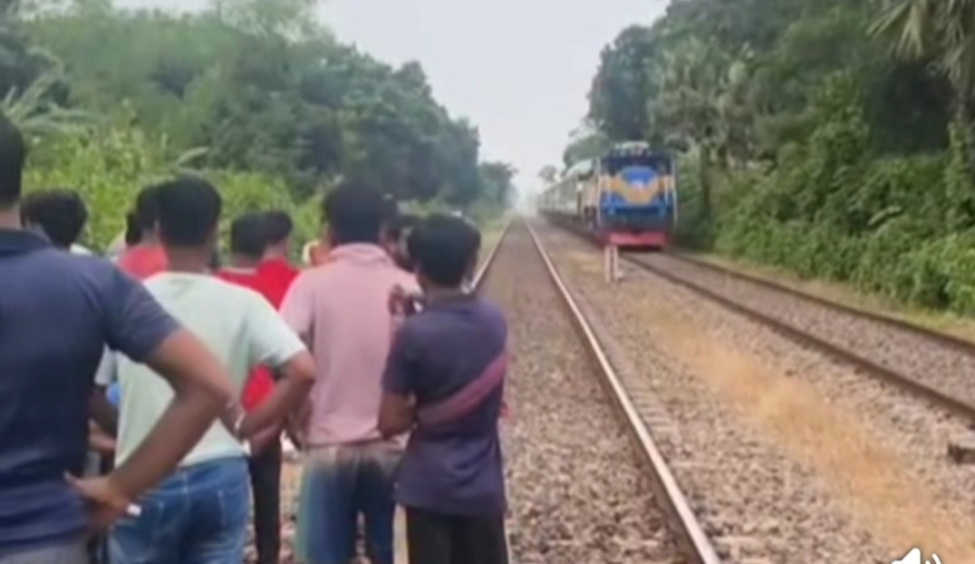 চুয়াডাঙ্গার মোমিনপুর রেল ষ্টেশনের অদূরে ট্র্রেনে কে*টে এক ব্যক্তির মৃ*ত্যু
