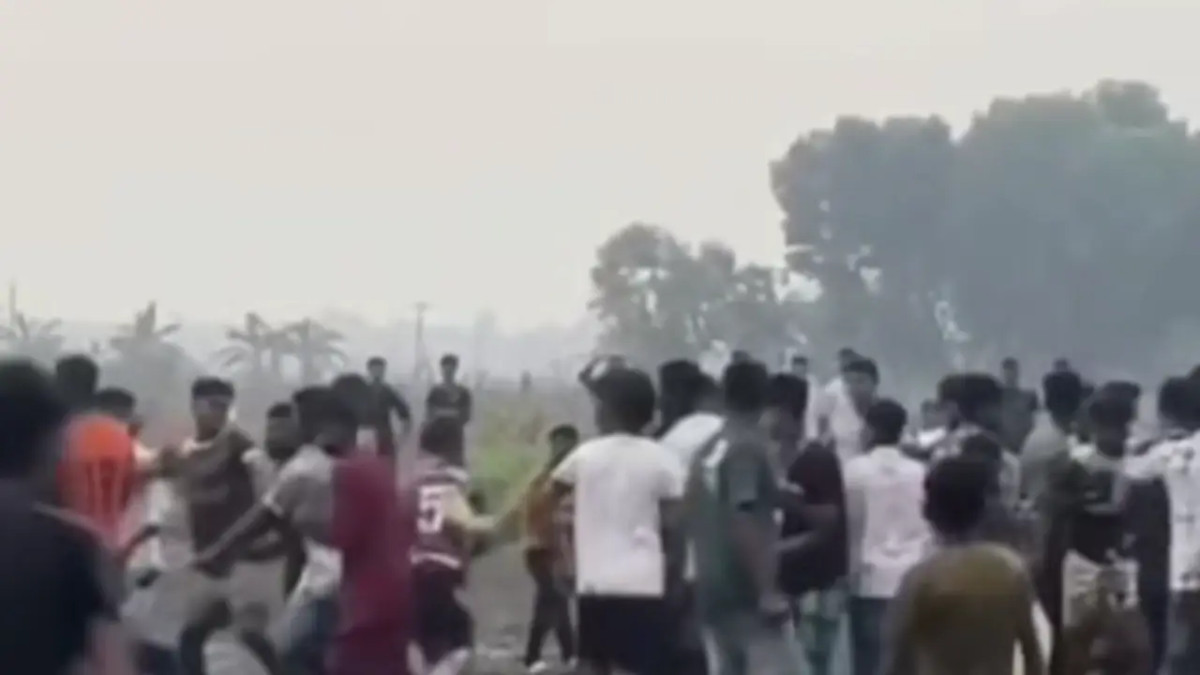 ফুটবল খেলাকে কে"ন্দ্র করে তু"মু"ল সং"ঘ"র্ষ।