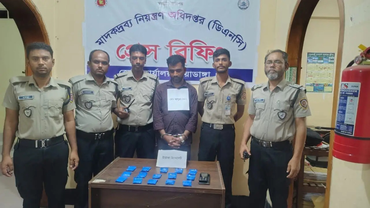 যাত্রীবাহী বাসে অ"ভি"যা"ন চালিয়ে ৩ হাজার পিস ইয়াবাসহ আটক ১