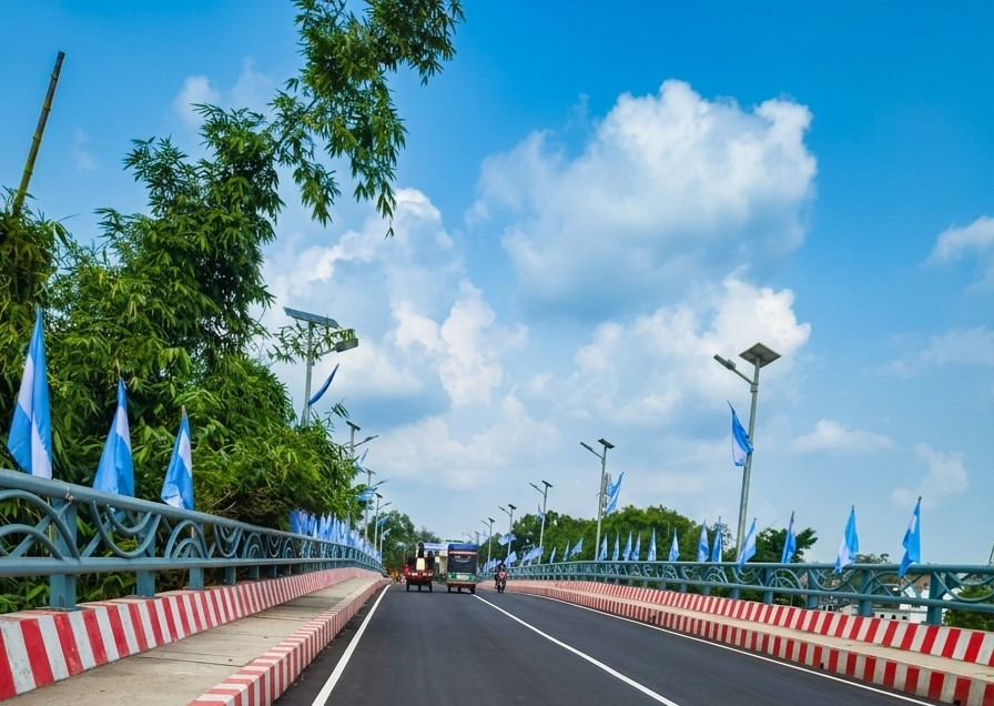 হাটবোয়ালিয়া সেতু সেজেছে আর্জেন্টিনার পতাকার রংয়ে, নজর কাড়ছে পথচারীদের 