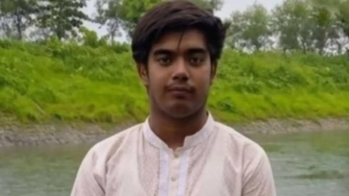 চুয়াডাঙ্গার আলমডাঙ্গা উপজেলার লক্ষীপুর গ্রামের তানজিম হাসান (২৮) নামের এক যুবক দিনাজপুরে ভুট্টা বিক্রি করতে গিয়ে সড়ক দুর্ঘটনায় নিহত হয়েছেন।