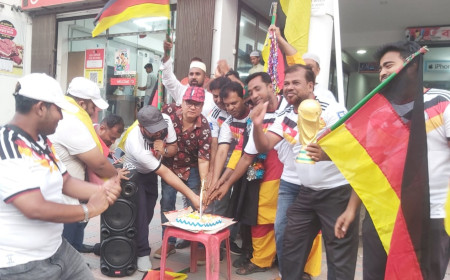 আলমডাঙ্গায় জার্মান ফুটবল সমর্থকদের কেক কেটে-রঙিন ধোয়া উড়িয়ে পতাকা উত্তোলন