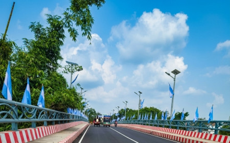 হাটবোয়ালিয়া সেতু সেজেছে আর্জেন্টিনার পতাকার রংয়ে, নজর কাড়ছে পথচারীদের 