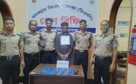 যাত্রীবাহী বাসে অ"ভি"যা"ন চালিয়ে ৩ হাজার পিস ইয়াবাসহ আটক ১
