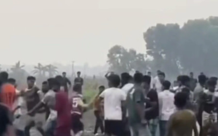 ফুটবল খেলাকে কে"ন্দ্র করে তু"মু"ল সং"ঘ"র্ষ।