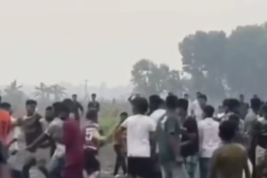 ফুটবল খেলাকে কে"ন্দ্র করে তু"মু"ল সং"ঘ"র্ষ।