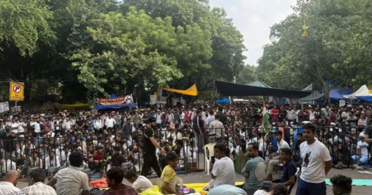 ভারতে প্রশ্নফাঁস আন্দোলন: সরকারের আলোচনার প্রস্তাব প্রত্যাখ্যান ককরোচ জনতা পার্টি