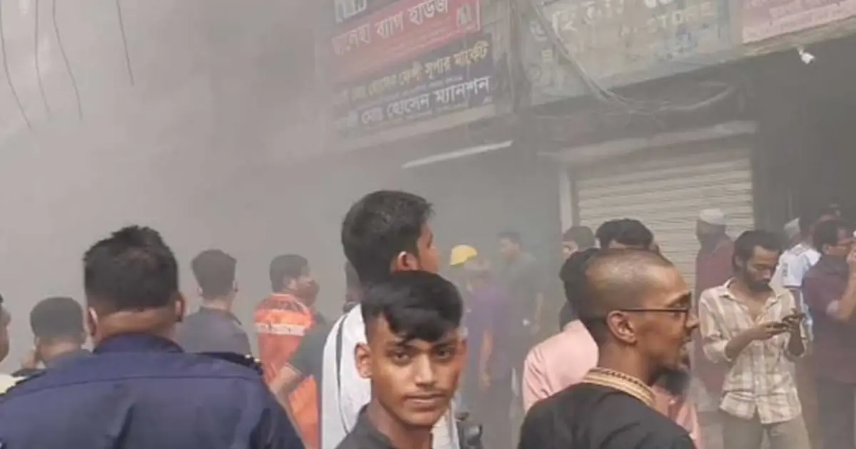 রাজধানীর চকবাজারে খাজা মার্কেটের আশিক টাওয়ারে আগুন, নিয়ন্ত্রণে ফায়ার সার্ভিসের ৬ ইউনিট