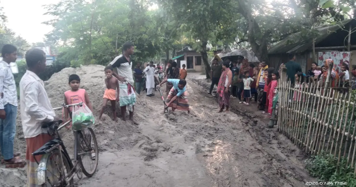 আলমডাঙ্গার পোয়ামারিতে সড়কে মাটি ও বালি রেখে যাতায়াতে প্রতিবন্ধকতা সৃষ্টির অভিযোগ