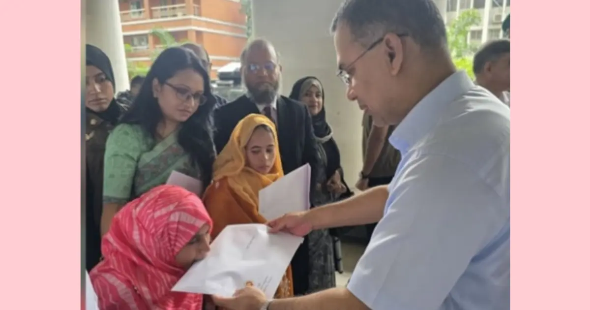 বিশেষ চাহিদাসম্পন্ন তিনজনের হাতে প্রধানমন্ত্রীর নিয়োগপত্র প্রদান।  