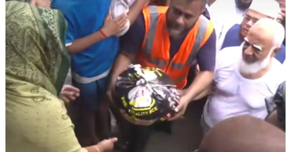বাঁশখালীতে বন্যাকবলিত এলাকা পরিদর্শনে জামায়াত আমির, দুর্গতদের মাঝে ত্রাণ বিতরণ