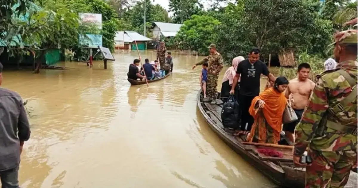 পার্বত্য চট্টগ্রামে বন্যা ও পাহাড়ধস,পর্যটক উদ্ধার ও ত্রাণ বিতরণে তৎপর সেনাবাহিনী