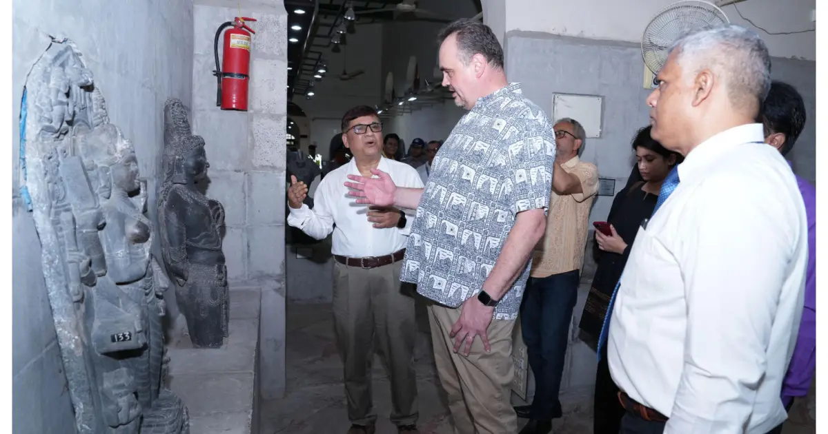 রাবির বরেন্দ্র গবেষণা জাদুঘর পরিদর্শনে মার্কিন রাষ্ট্রদূত