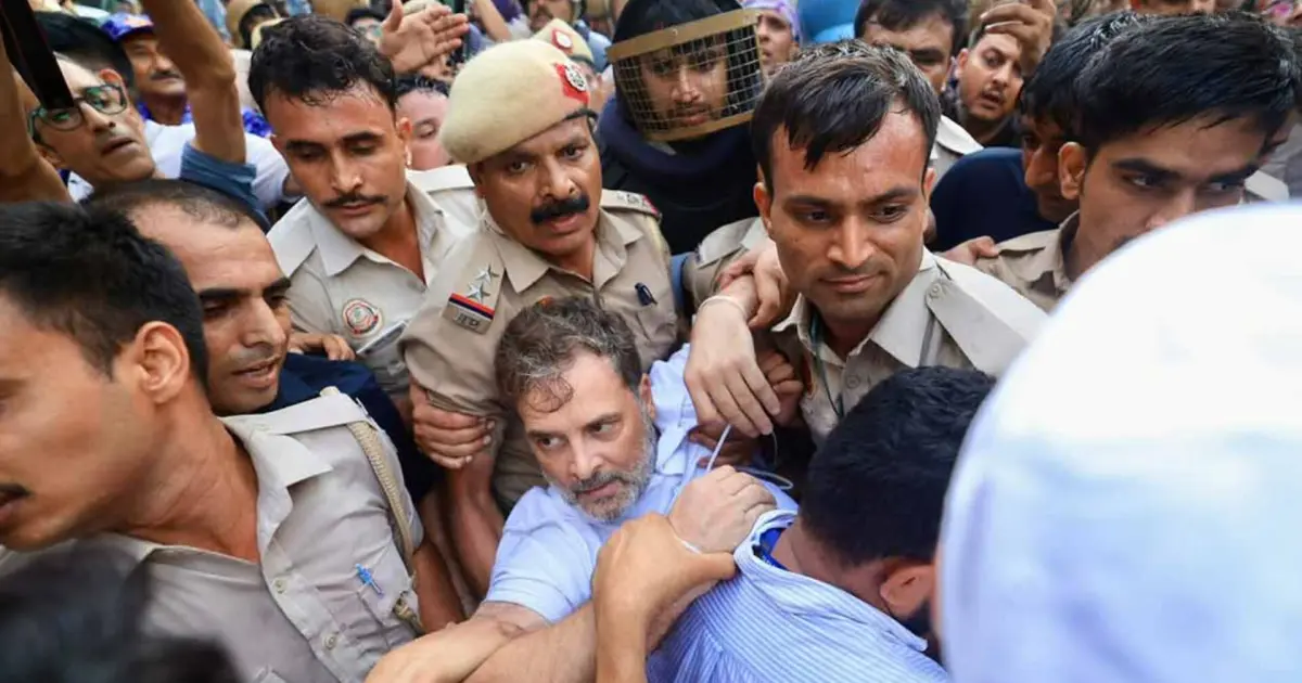  মোদির বাসভবনের সামনে আন্দোলনরত রাহুল ও প্রিয়াঙ্কা আটক