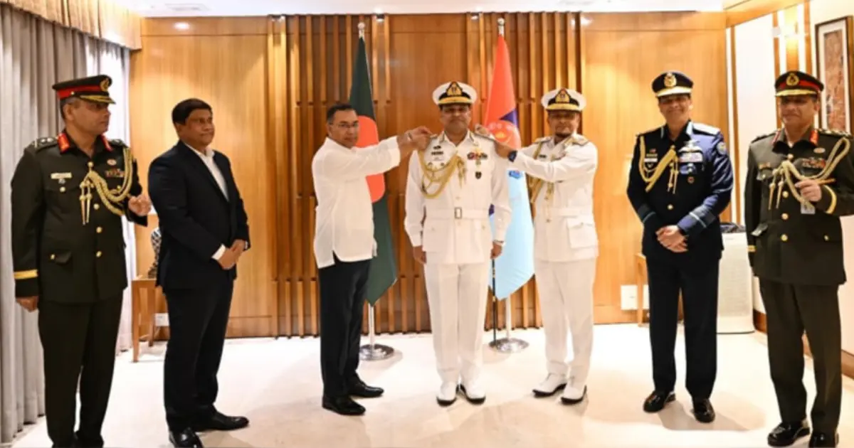 নবনিযুক্ত নৌবাহিনী প্রধান খোন্দকার মিসবাহ উল আজীমকে র‌্যাঙ্ক ব্যাজ পরিয়ে দিলেন প্রধানমন্ত্রী