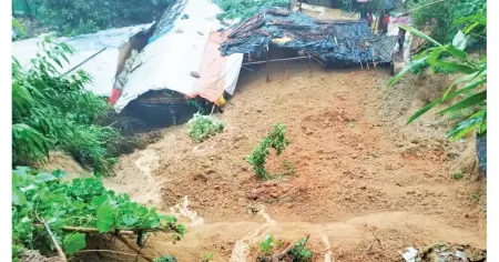 উখিয়ার রোহিঙ্গা ক্যাম্পে মাদ্রাসার ওপর পাহাড় ধসে ৫ শিক্ষার্থীর মৃত্যু , নিখোঁজ ২০