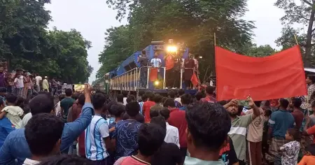 চুয়াডাঙ্গায় ট্রেনের স্টপেজসহ ৫ দফা দাবিতে মানববন্ধন, দুই ঘণ্টা ট্রেন আটকে বিক্ষোভ