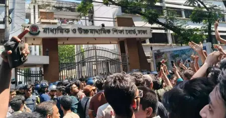 এইচএসসি পরীক্ষা স্থগিত ও শিক্ষামন্ত্রীর পদত্যাগের দাবিতে ঢাকা বোর্ড ঘেরাও শিক্ষার্থীদের