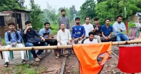 রাবি শিক্ষার্থীকে মারধরের অভিযোগ: রাজশাহীতে রেলপথ অবরোধে সারা দেশে ট্রেন চলাচল বন্ধ