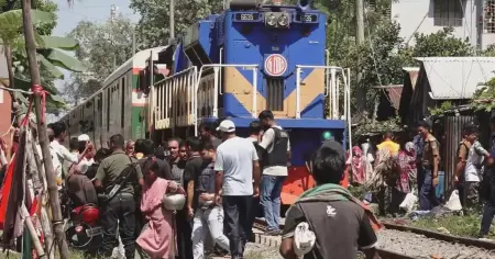 কুষ্টিয়া স্টেশনে বাবা-ছেলেকে ছুরিকাঘাত, দুই ঘণ্টা সুন্দরবন এক্সপ্রেস আটকে বিক্ষোভ