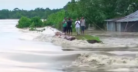 দেশের সাত জেলায় ভয়াবহ বন্যা ও পাহাড়ধস: প্রাণহানি বেড়ে ৫৬, আশ্রয়কেন্দ্রে হাজারো মানুষ