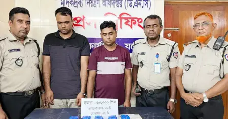 যশোরে প্রাইভেট কারের গোপন চেম্বার থেকে ৩০ হাজার পিস ইয়াবাসহ গ্রেপ্তার ২