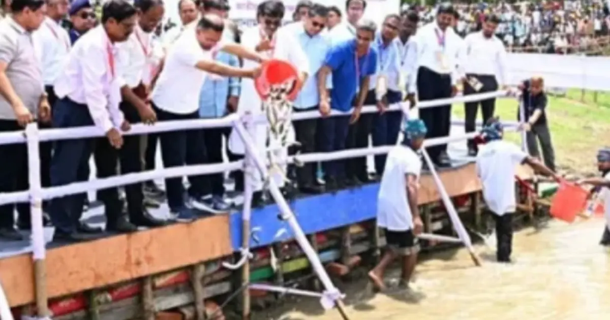 পুরাতন ব্রহ্মপুত্র নদে মাছের পোনা অবমুক্ত করলেন প্রধানমন্ত্রী তারেক রহমান