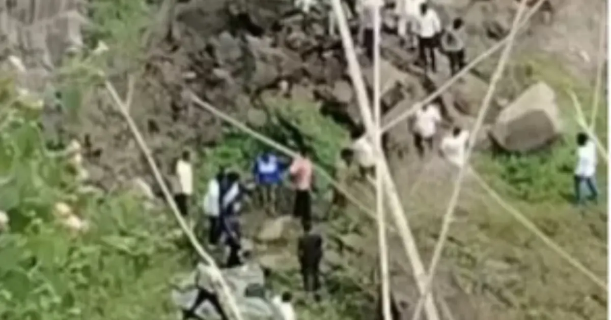 আইফোনের কিস্তি নিয়ে পারিবারিক কলহ: পাহাড় থেকে লাফিয়ে বাবা-মাসহ তরুণের মৃত্যু