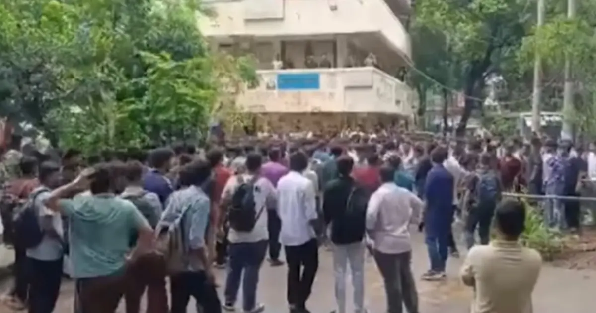 জবিতে ছাত্রদল-শিবির সংঘর্ষ, সাংবাদিকসহ আহত একাধিক