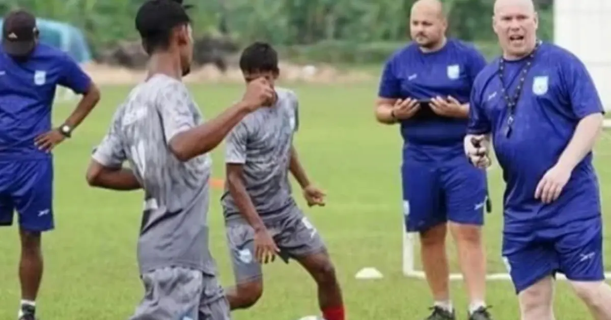 বাফুফের বরখাস্তের খবর ভিত্তিহীন বলে দাবি অনূর্ধ্ব-২০ কোচ জেরার্ড জোন্সের