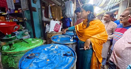 আলমডাঙ্গায় ফুটপাত দখলমুক্ত করতে প্রশাসনের উচ্ছেদ অভিযান, ব্যবসায়ীকে জরিমানা