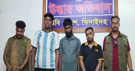 ঝিনাইদহে ডিবি পুলিশের অভিযানে অস্ত্র ও গুলিসহ ৩ যুবক আটক