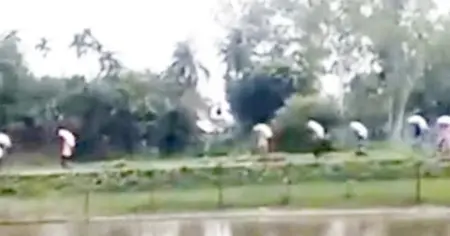 কুড়িগ্রামের ভূরুঙ্গামারীতে সার না পেয়ে ডিলারের গুদাম ভেঙে ১৯৭ বস্তা সার নিলেন কৃষকেরা 