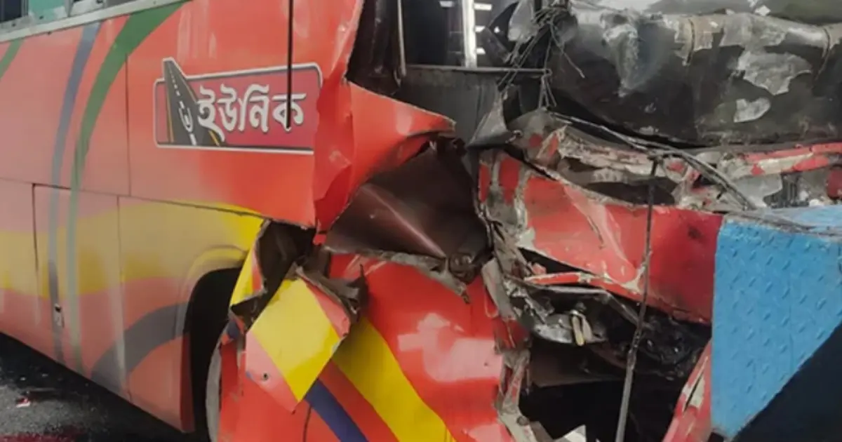 ঢাকা-চট্টগ্রাম মহাসড়কের ফেনীতে কাভার্ডভ্যানে বাসের সজোর ধাক্কা, নিহত ৩