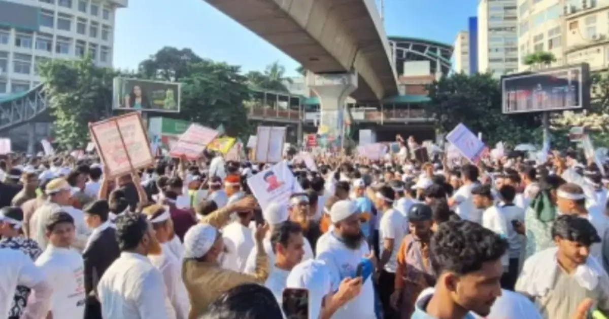নোয়াখালীকে বিভাগ করার দাবিতে শাহবাগ মোড়ে বিক্ষোভ