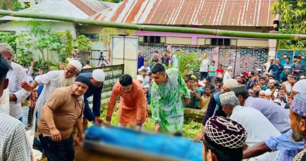 কুমিল্লা বিশ্ববিদ্যালয়ে অপ্রতিমের জানাজা সম্পন্ন, হত্যার বিচারের দাবি শিক্ষক-শিক্ষার্থীদের