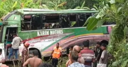মুকসুদপুরে বাস খাদে পড়ে ৩ জনের মৃত্যু, আহত ২০
