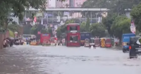 রাজধানীতে মুষলধারে বৃষ্টিতে জলাবদ্ধতা, চরম ভোগান্তিতে নগরবাসী