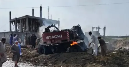 খাইবার পাখতুনখাওয়ায় পুলিশ চেকপোস্টে আত্মঘাতী গাড়ি বোমা হামলা, নিহত ১২