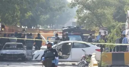 পাকিস্তানে পুলিশ কম্পাউন্ডে আত্মঘাতী বোমা হামলা, নিহত অন্তত ১৬