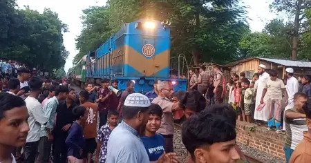 চুয়াডাঙ্গায় জয়রামপুর স্টেশন আধুনিকায়নে ৮ দফা দাবিতে মানববন্ধন