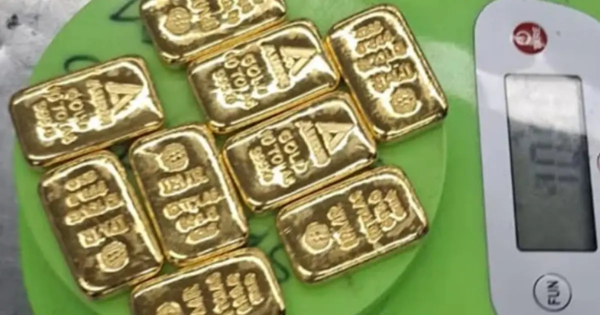 শাহজালালে ২ কোটি টাকার সোনাসহ বিমানকর্মী ও যাত্রী আটক  