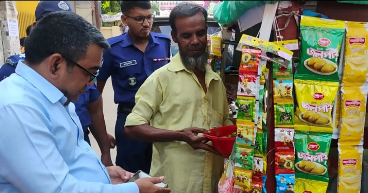 চুয়াডাঙ্গায় অস্বাস্থ্যকর পরিবেশে খাবার সংরক্ষণ ও বিক্রির দায়ে ঢাকা বিরিয়ানী হাউজকে জরিমানা