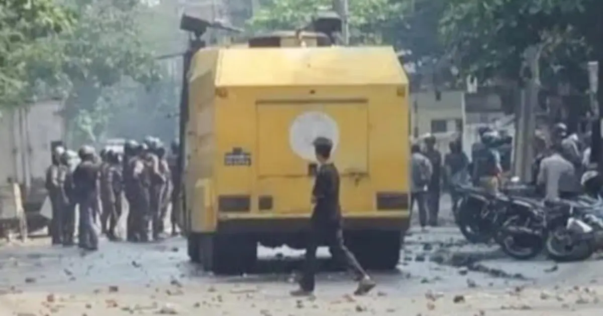 উত্তরায় বকেয়া বেতন ও ন্যূনতম মজুরির দাবিতে শ্রমিক-পুলিশ ব্যাপক সংঘর্ষ, আহত অর্ধশতাধিক